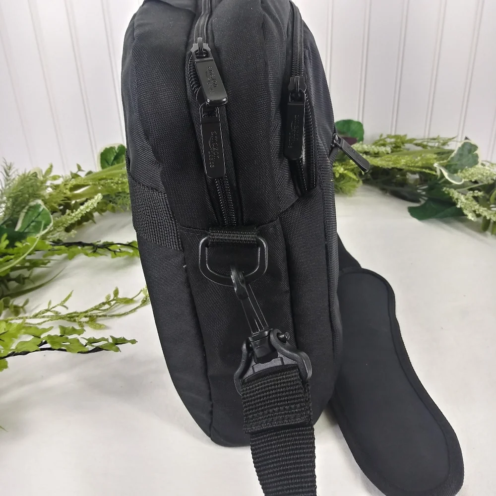 Amazon Basics Laptop Case Bag Shoulder Strap Black